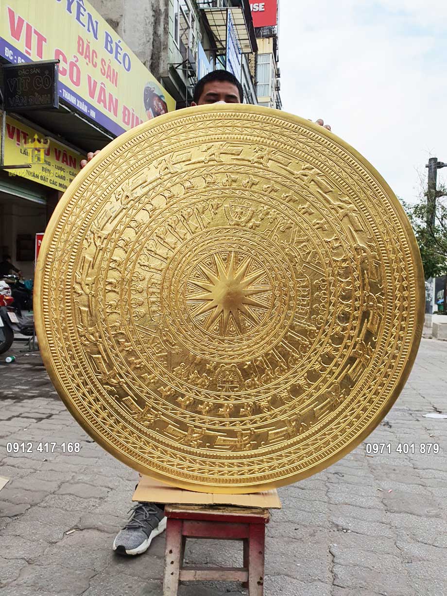 Trung t&acirc;m mặt trống đồng l&agrave; ng&ocirc;i sao c&oacute; nhiều c&aacute;nh, đại diện cho mặt trời, cho quyền lực tối cao